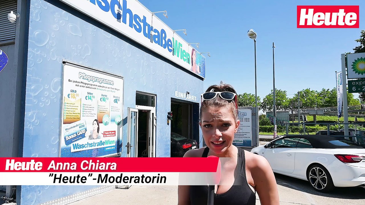 Eingeseift! Model läuft zu Fuß durch Wiener Waschstraße