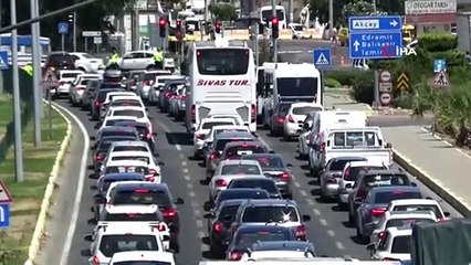 Dönüş yolunda araç kuyrukları kilometreleri buldu
