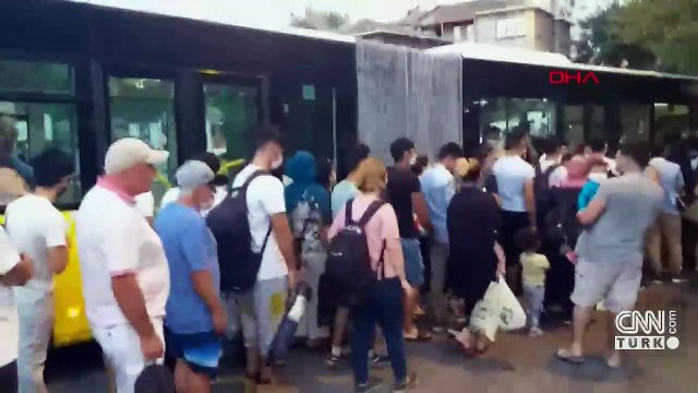 Tıklım tıklım dolan otobüsteki fazla yolcuları polis indirdi | Video