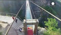 Dünynın en büyük cam köprüsü Çin'de açıldı