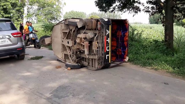 सवारियों से भरी ऑटो रिक्शा पलटी, बड़ा हादसा टला