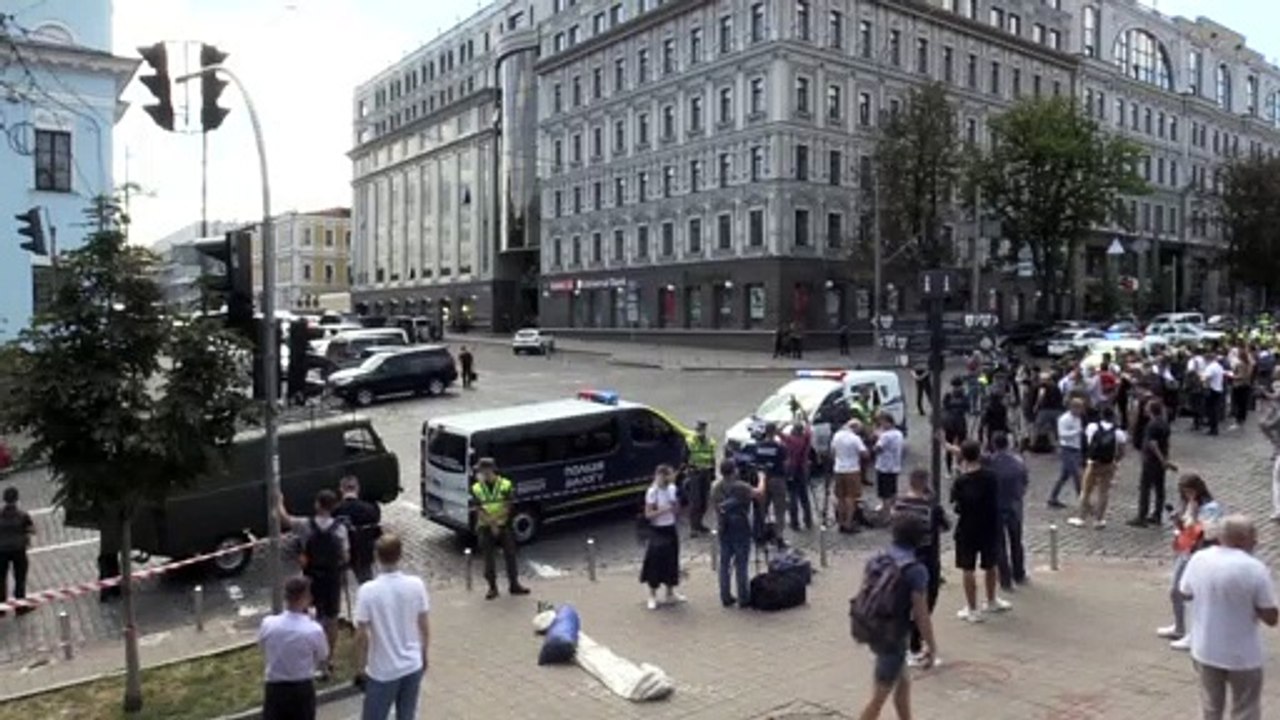 Kiew: Mann droht, Bank zu sprengen