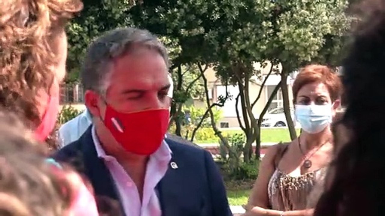 Bendodo visita la oficina de información sobre Brexit en La Línea de la Concepción