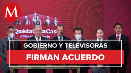 AMLO firma acuerdo con televisoras ante regreso a clases