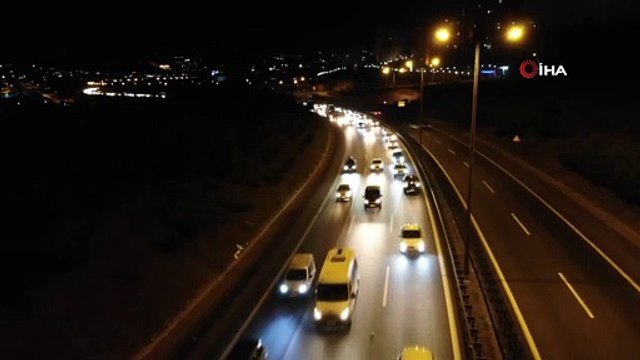 Kocaeli TEM Otoyolu'nda bayram trafiği gece saatlerinde sürüyor