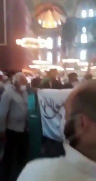 Ayafosya'da bir grup Taliban'ın kullandığı Tevhid bayrağı açarak tekbir getirdi