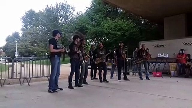 La fanfare Nola Kollectiv Brass Band en concert à Mâcon 2020 (1)