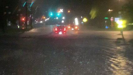 下载视频: Severe flooding sweeps through Georgetown