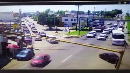 Cámara captó brutal choque de grúa a patrulla de marinos