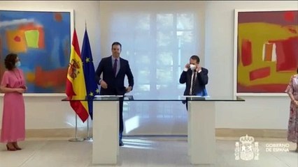 Pedro Sánchez y Abel Caballero firman el acuerdo para utilizar el remanente y el superávit de los ayuntamientos