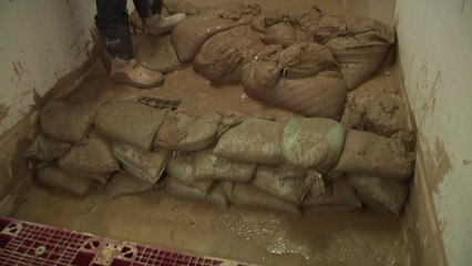 토사 덮친 건물 안 들어가보니...선친 묘까지 유실 / YTN