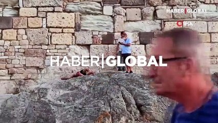 "Bayrak yerde olmaz" dedi, surlara tırmandı! 10 metreden aşağıya düştü