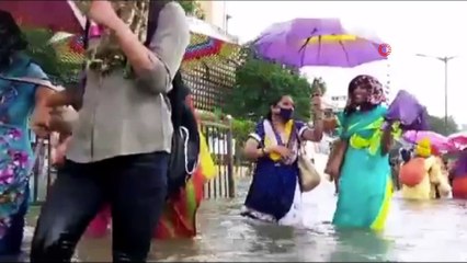 - Mumbai’de şiddetli yağış sokakları göle çevirdi