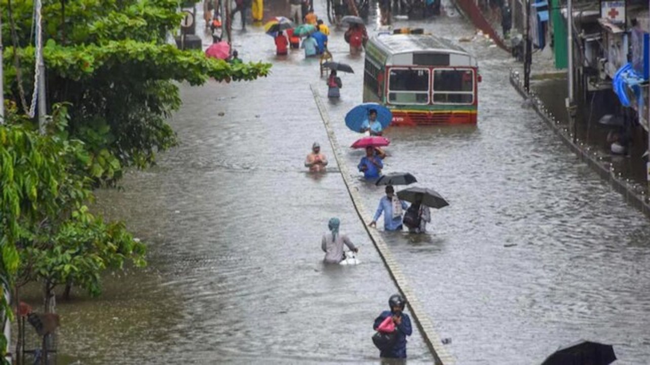 Mumbai: Landslide on Western Express Highway after heavy rain, traffic movement affected