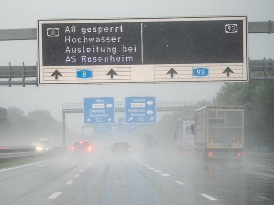 Zeitweise Totalsperrung: Dauerregen sorgt für Chaos auf der A8