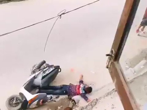 road accident || Man injured in a road accident || photo grapher makes photo but doesn't help