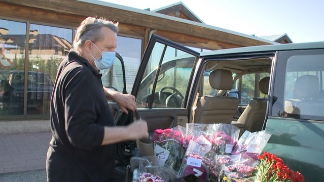 Miguel Bosé, con un aspecto descuidado, reaparece tras sus últimas polémicas