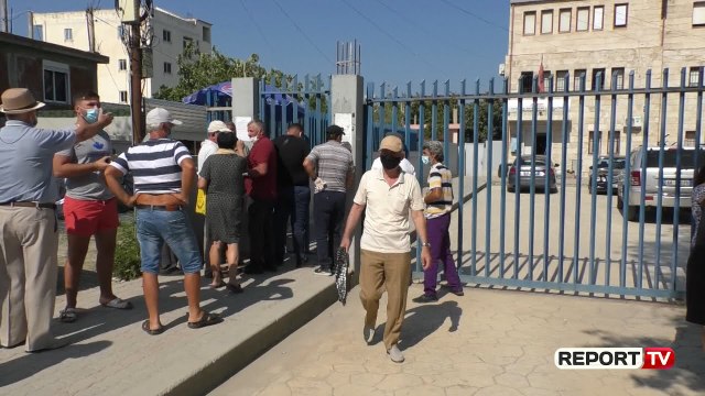 8 drejtorë në 10 muaj në Kadastrën Vlorë! Radhë të gjata : Na gënjejnë, askush nuk merr përgjegjësi