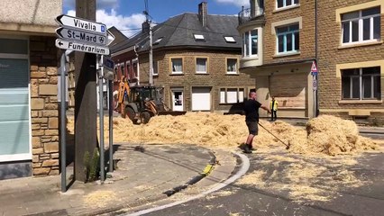 Paille sur la route à Saint-Mard