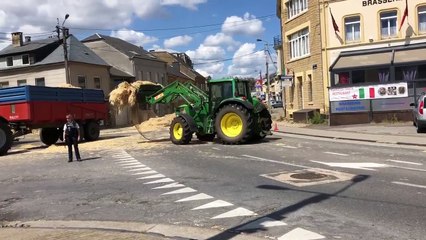 Paille sur la route à Saint-Mard
