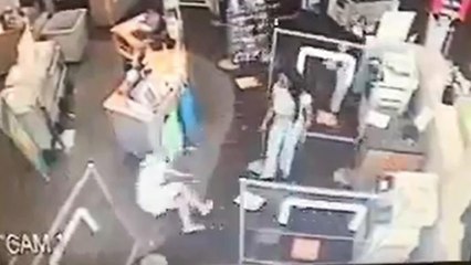 Mỹ: Nhắc người khác đeo khẩu trang, người phụ nữ bị đẩy ngã gãy xương  | VTC