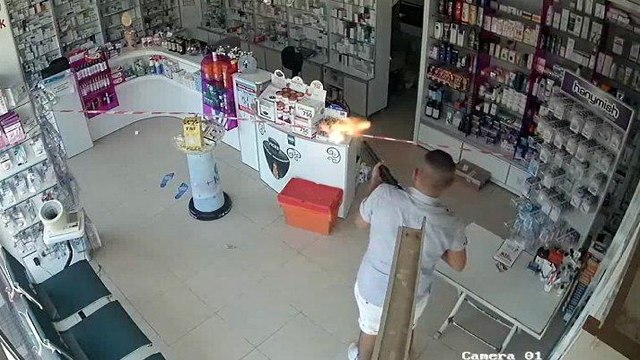 Eczaneye gelip, pompalı tüfekle ateş açtı