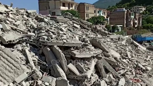 Ora News - Kurbini si ‘gërmadhë’, prishen pallatet e dëmtuara nga tërmeti por nuk hiqen inertet