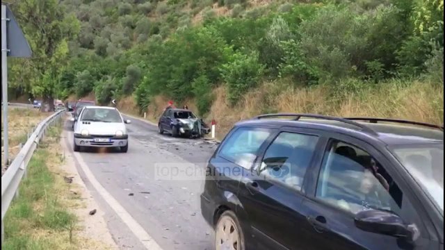 Aksident i rëndë tek “Kthesa e Levanit”,makina bëhet copë pasi tenton të shmangë autobusin:Pa koment