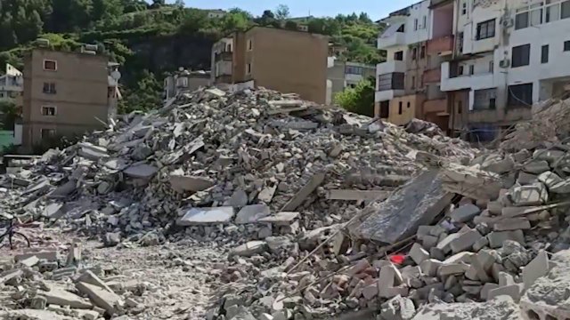 Ora News - Kurbini si ‘gërmadhë’, prishen pallatet e dëmtuara nga tërmeti por nuk hiqen inertet