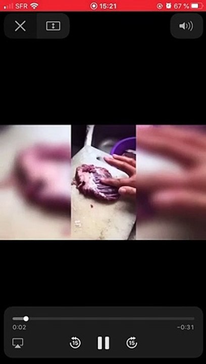 Il s'apprêtait à cuisiner un morceau de viande...Mais celui-ci s'est mis à bouger !