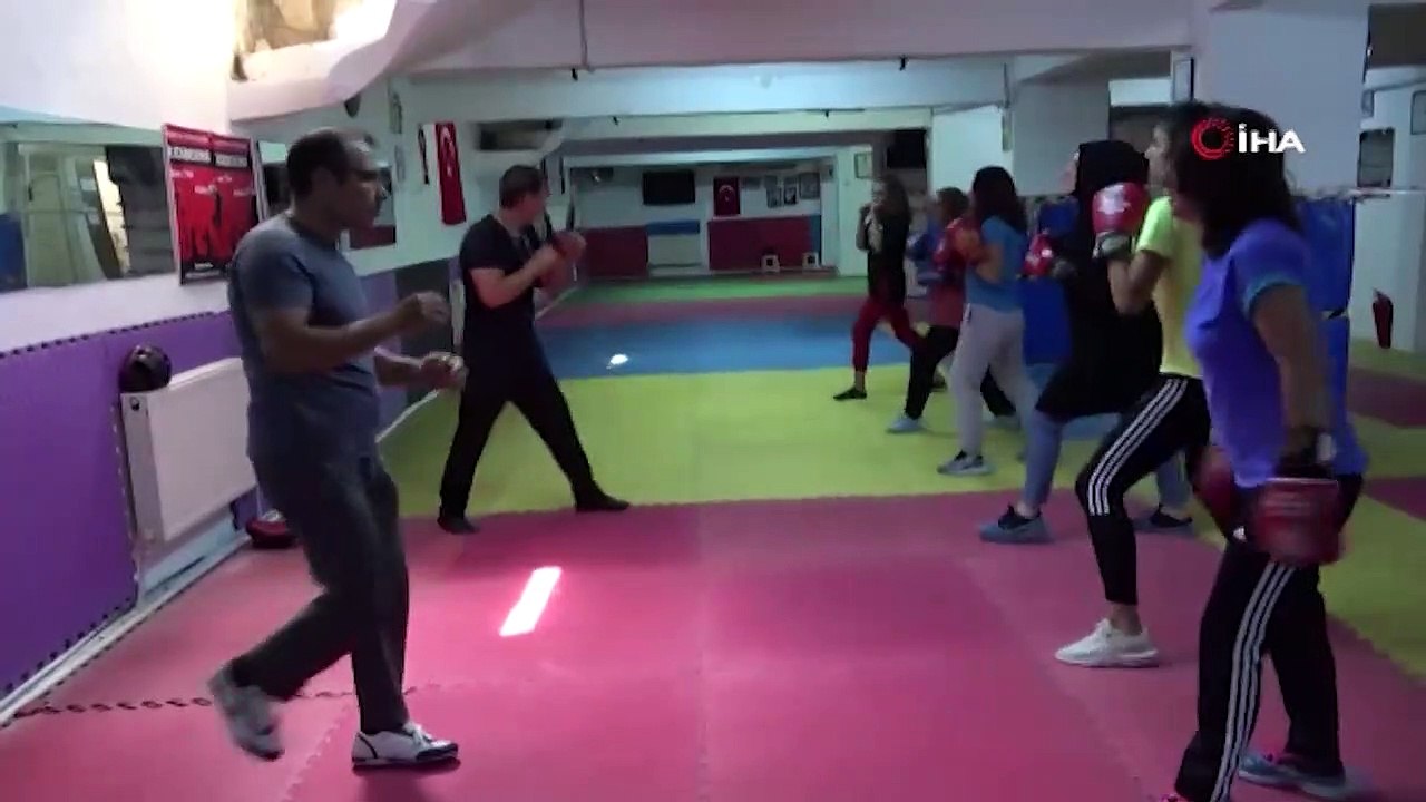 Kadınlar kendilerini savunabilmek için yakın dövüş eğitimi alıyor