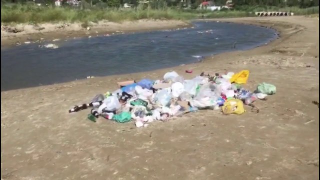 Pushuesit ndotin me mbeturina plazhin publik në Gjirin e Lalzit