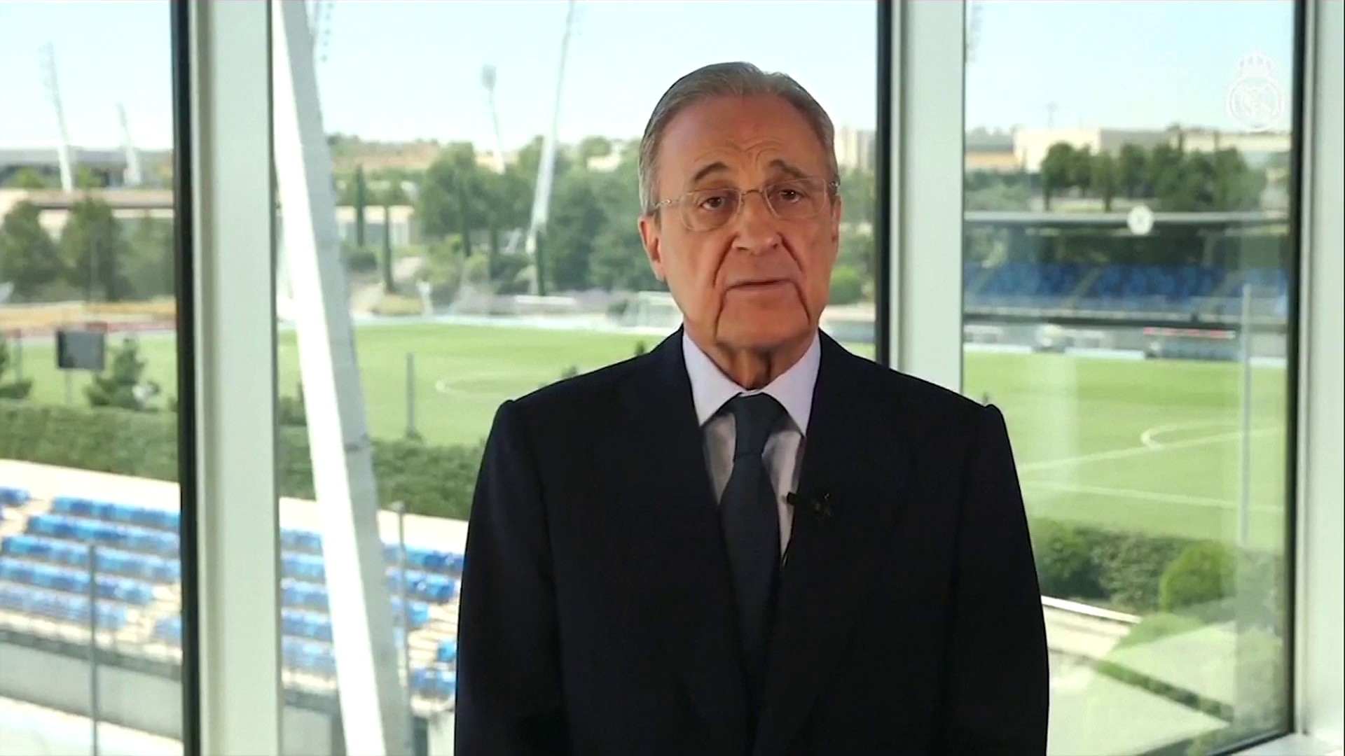 El presidente del Real Madrid, Florentino Pérez, rinde homenaje a Iker Casillas