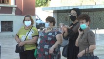 Report TV -Bashkia e shpalli të banueshëm, banorët e një pallati në Durrës dalin në protestë