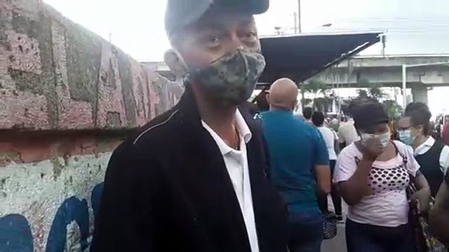 Usuarios del Metro se quejan por largas filas para abordar trenes