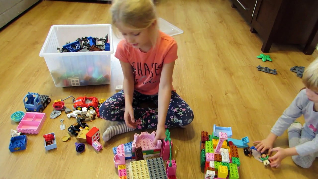Sophia Isabella Brincando  com Lego