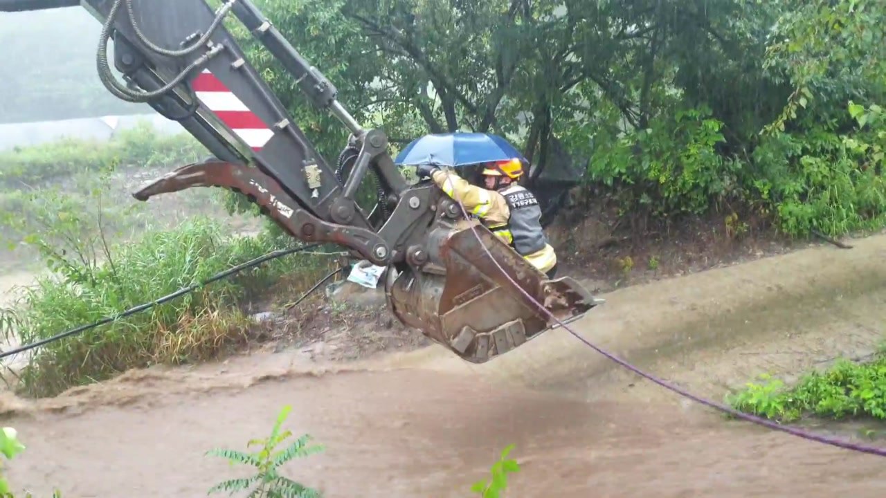 [영상] 고립된 60대 부부, 굴착기 이용해 안전하게 구조 / YTN