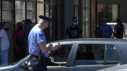 Polica po ndëshkon secilin që nuk bart maska-Lajme