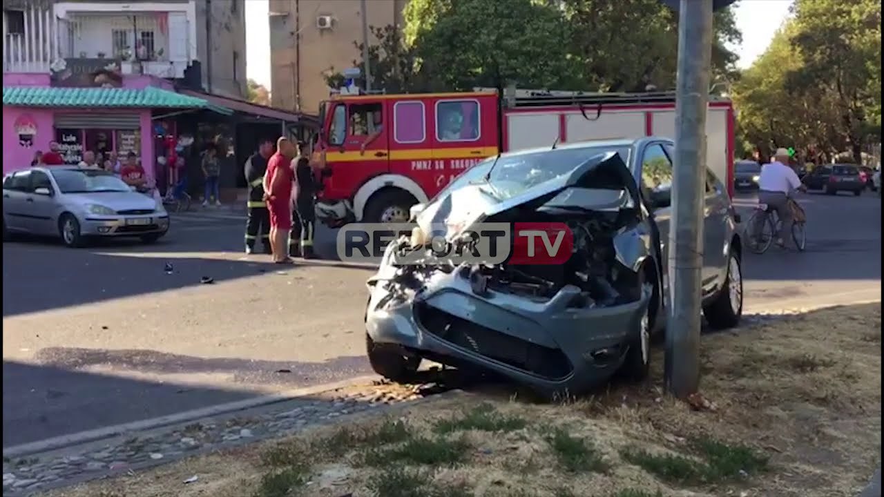 Report TV -Po shkonte për të shuar vatrën e zjarrit, zjarrfikësja përplaset me makinë!