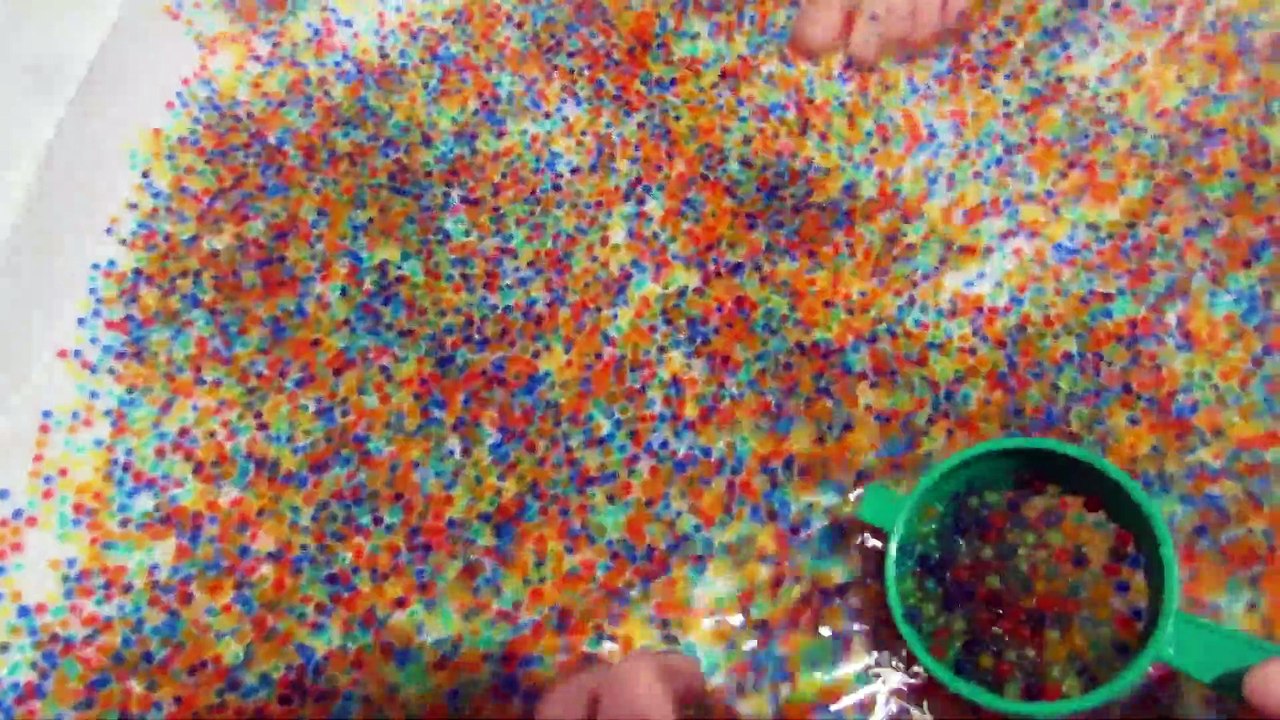 Sophia Isabella Brincando com Orbeez