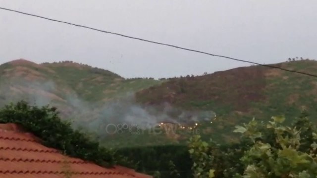 Ora News - Elbasan, kodra përfshihet nga flakët, në rrezik banesat afër saj