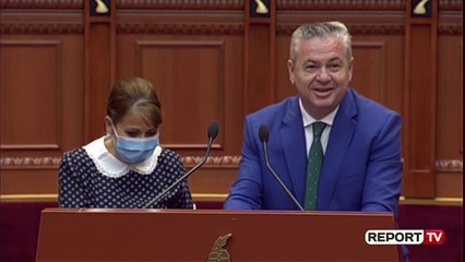 Download Video: Punonjësja dezinfekton foltoren, Murrizi: S'ka gjë, Balla është nga fshati, kujdes qytetarët