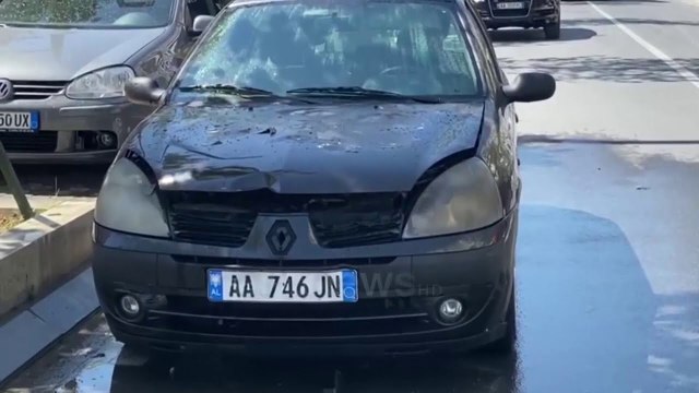 Ora News - Vlorë, makina merr flakë në ecje