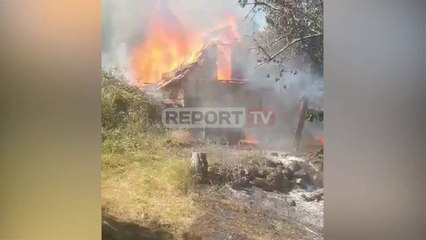 Report TV -Flakët zgjatën për rreth dy orë, digjet shtëpia 150-vjeçare në Theth