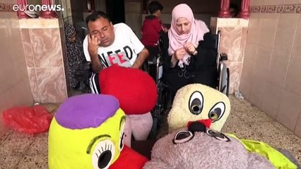 زوجان معوقان يصنعان الدمى لإعالة أسرتهما في غزة.. ضحية جديدة من ضحايا كورونا