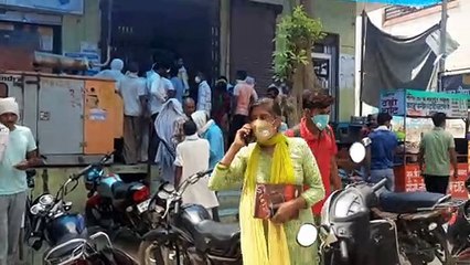 कई दिनों बाद खुले बैंको पर उमड़ी भीड़, सोशल डिस्टेंस का हुआ उल्लंघन