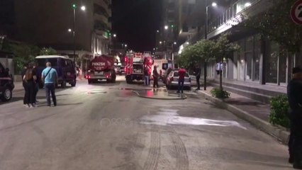 Ora News - Fier, përfshihet nga flakët një garazh makinash
