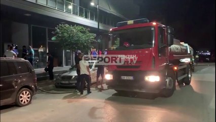 Zjarr në bodrumin e një pallati në Fier, digjen disa makina! Evakuohen të frikësuar 30 familje