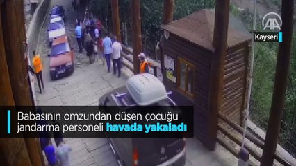 Babasının omzundan düşen çocuğu jandarma personeli havada yakaladı