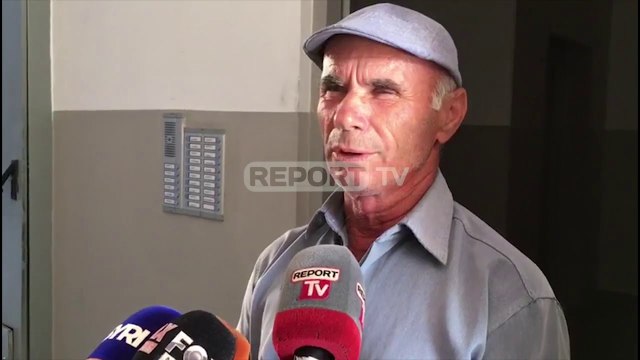 Report TV -Zjarr në bodrumin e një pallati në Fier, digjen disa makina!